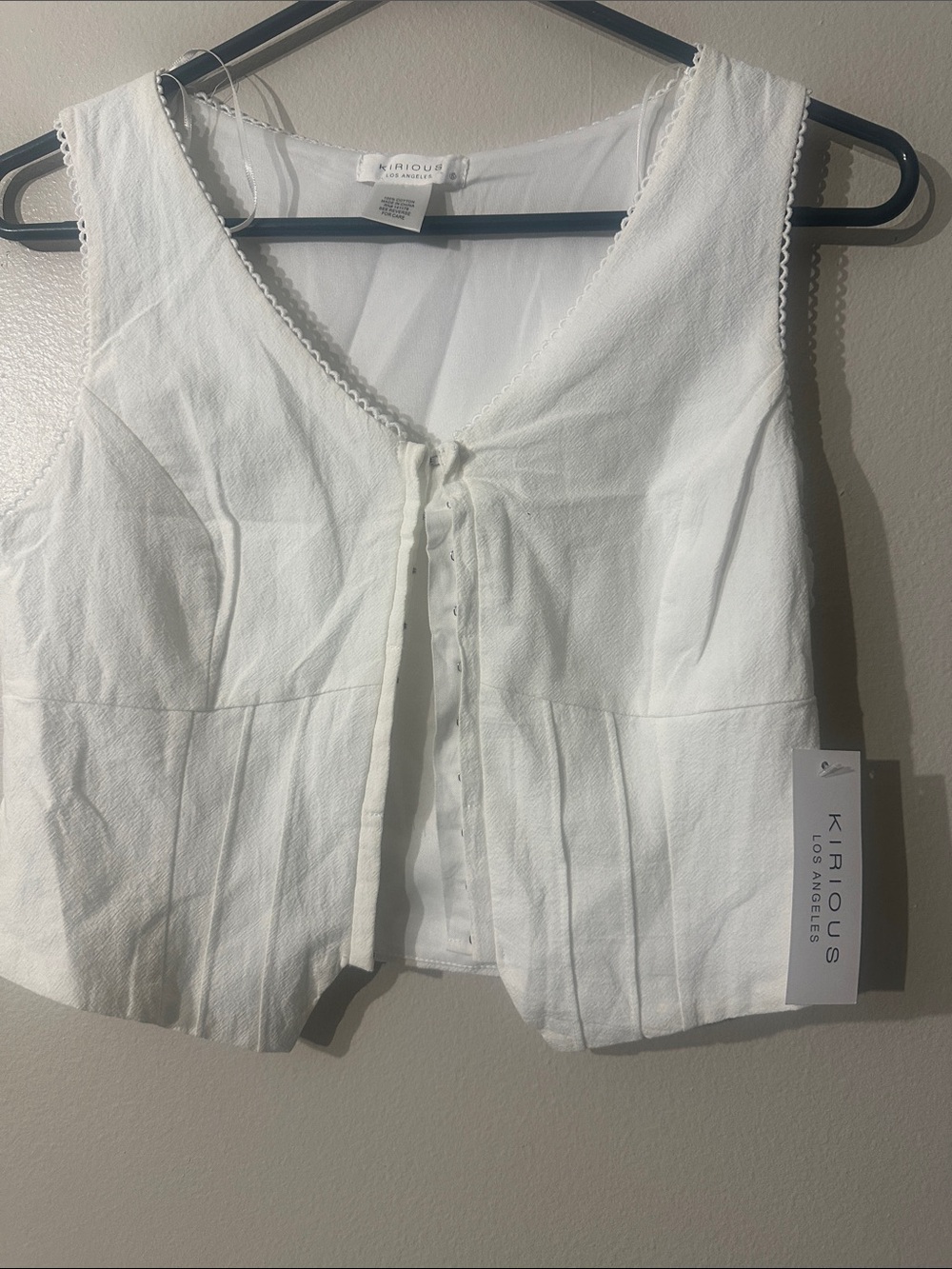 NWT Kirious Los Angeles White Clasp Closure
Sleeveless Vest Top Sz s
